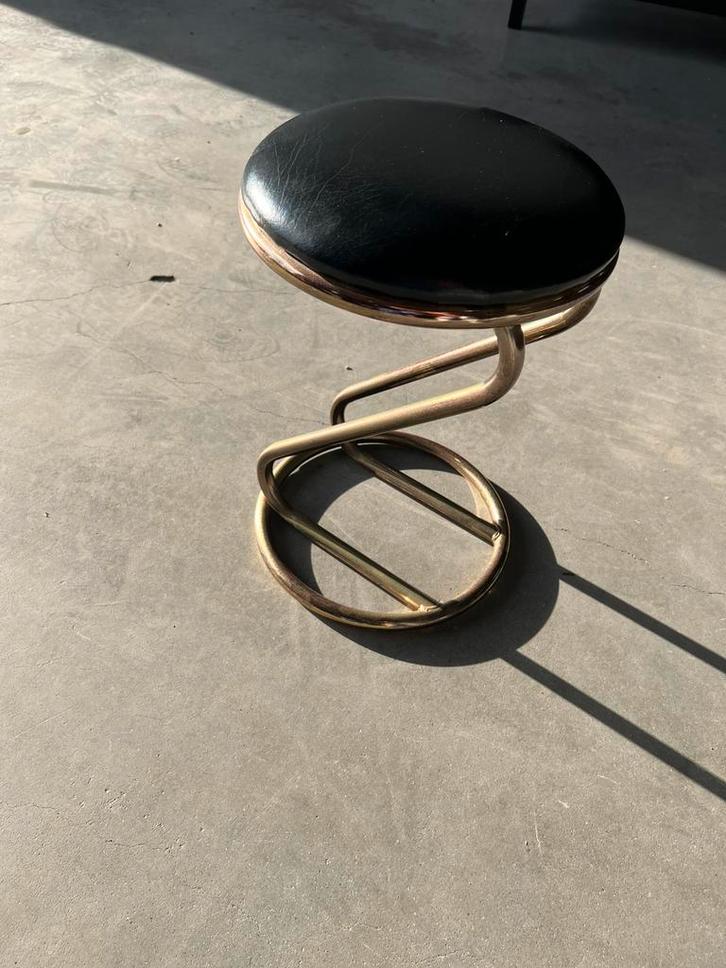 Vintage kruk messing buisframe met zwart skai zitting, Huis en Inrichting, Krukjes, Zo goed als nieuw, Hout, Ophalen of Verzenden