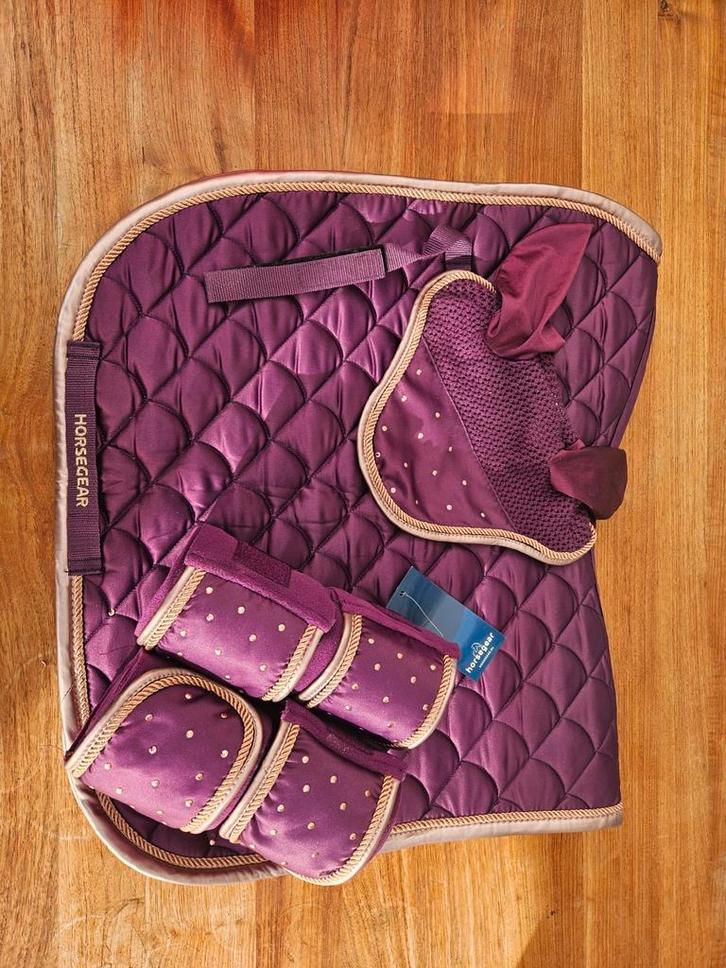 Te koop paarse set dekje, oornetje en bandages, Dieren en Toebehoren, Paarden en Pony's | Dekens en Dekjes, Nieuw, Dekje, Ophalen of Verzenden