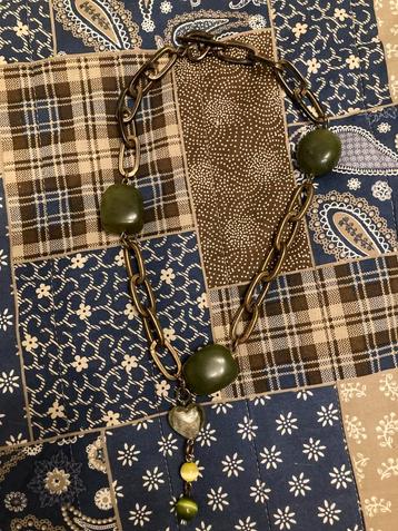 Ketting met groene stenen beschikbaar voor biedingen