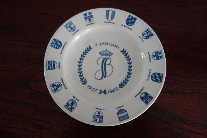 Bord 25 jarig huwelijk Juliana-Bernhard, Verzamelen, Koninklijk Huis en Royalty, Zo goed als nieuw, Servies, Nederland, Ophalen of Verzenden