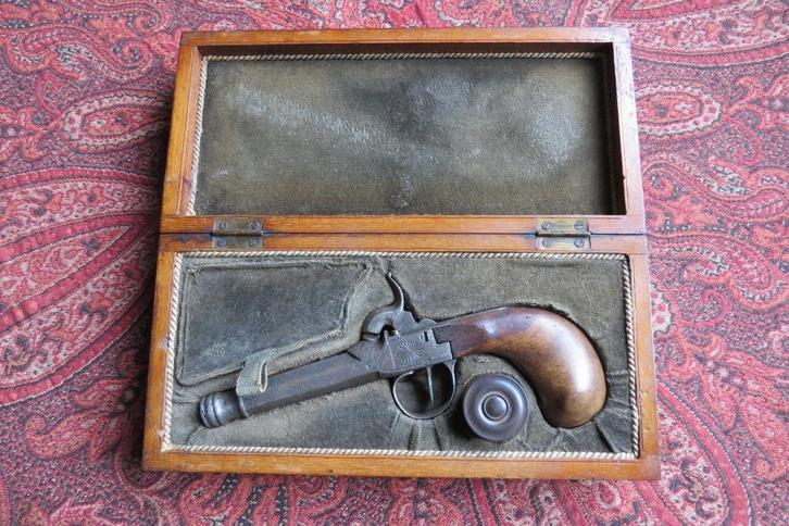 Antiek percusie pistool in originele mahoniehouten kist, Verzamelen, Militaria | Algemeen, Landmacht, Overige typen, Overige gebieden