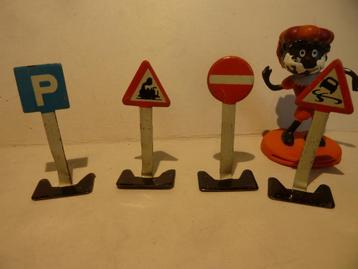 OUDE !!! VERKEERS BORDJES van blik     5 cm. beschikbaar voor biedingen