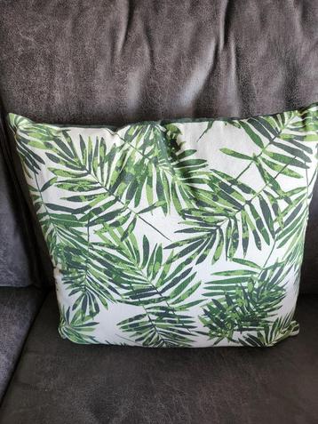 2 Sierkussens met groene bladeren beschikbaar voor biedingen