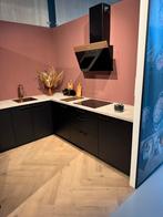 Showroomkeuken uitverkoop zwart met houtnerf, Ophalen, Zo goed als nieuw