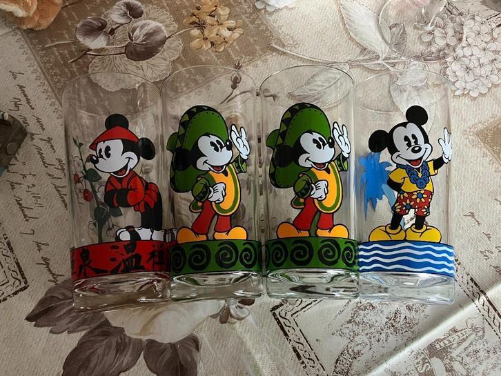 Set 4 vintage mickey Mouse glazen ( Disney ), Verzamelen, Disney, Servies, Mickey Mouse, Ophalen of Verzenden