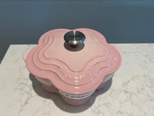 NIEUWE Le Creuset Bloempwn Shell Pink, 20 cm, Huis en Inrichting, Keuken | Potten en Pannen, Nieuw, Koekenpan of Braadpan, Gietijzer
