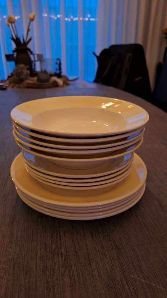 Borden set servies, Huis en Inrichting, Keuken | Servies, Gebruikt, Bord(en), Overige stijlen, Porselein, Ophalen