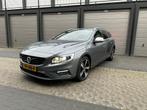Volvo V60 T4 190pk Geartronic 2018 Grijs, Auto's, Zwart, 1969 cc, Origineel Nederlands, 1600 kg