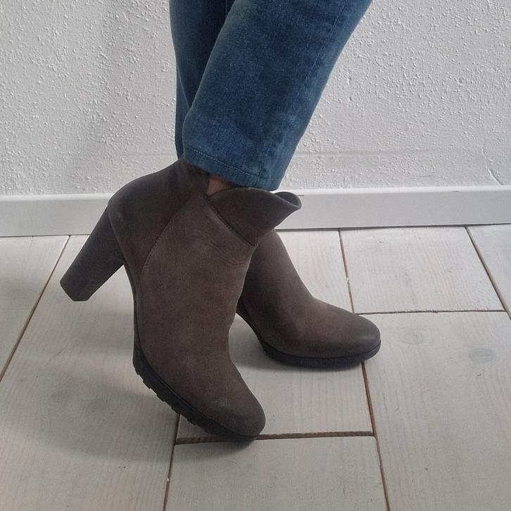 Paul Green enkellaarsjes. Maat 6,5, Taupe/leer., Kleding | Dames, Schoenen, Zo goed als nieuw, Lage of Enkellaarzen, Overige kleuren
