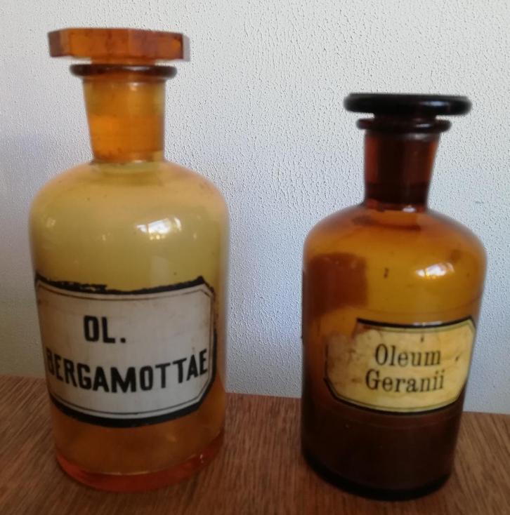 2 apotheek flessen Ol. Bergamottae + oleum Geranii, Antiek en Kunst, Curiosa en Brocante, Ophalen of Verzenden