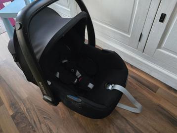 Zwarte Maxi-Cosi autostoel met Isofix-adapter – merk Maxi-Co beschikbaar voor biedingen