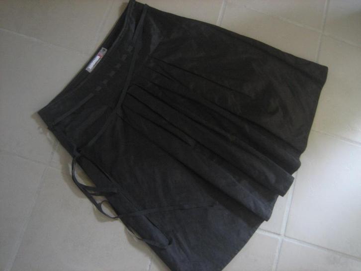 Zeer mooi zwart feestelijk rokje van SUMMUM, 40 snazzeys, Kleding | Dames, Rokken, Zo goed als nieuw, Maat 38/40 (M), Zwart, Onder de knie