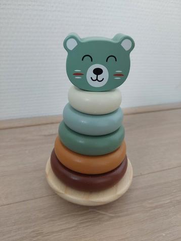 Houten Stapeltoren met Beer beschikbaar voor biedingen