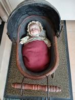 antieke poppenwagen met pop, Dieren en Toebehoren, Vrouwelijk