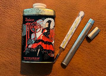 Nostalisch blikje talkpoeder en thermometer in houder beschikbaar voor biedingen