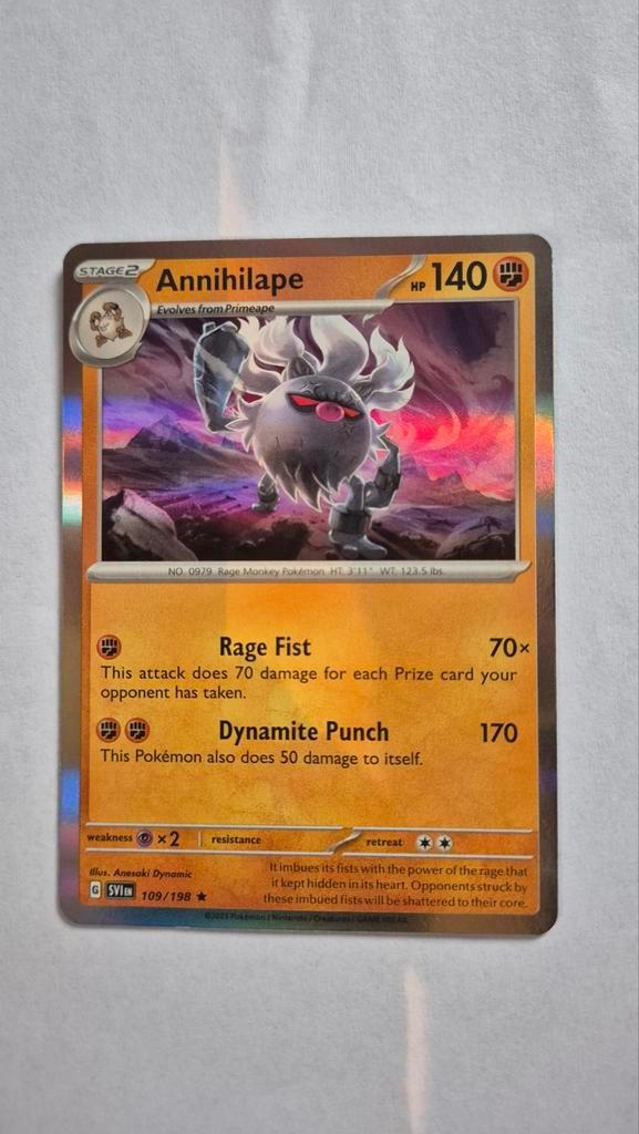 Annihilape holo Pokémonkaart -  109/198, Hobby en Vrije tijd, Verzamelkaartspellen | Pokémon, Zo goed als nieuw, Losse kaart, Foil