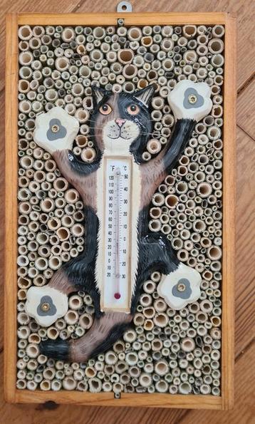 Uniek bijenhotel, insectenhotel met kat en thermometer beschikbaar voor biedingen