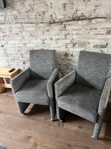 Set van 2 grijze stoelen gratis beschikbaar voor biedingen