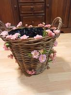 Rieten mand met bloemen als geschenkverpakking, Ophalen, Mand, Rond, Nieuw