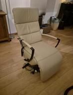 Elektrische sta-op stoel in nieuwstaat, Huis en Inrichting, Fauteuils, Ophalen, Zo goed als nieuw, Leer, 75 tot 100 cm
