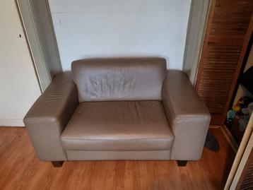 Mooie leren loveseat in taupe beschikbaar voor biedingen