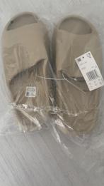 Yeezy slide, Kleding | Heren, Schoenen, Slippers, Overige kleuren, Nieuw, Ophalen of Verzenden