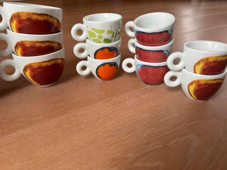 Illy kopjes art collection 2011 francesco clemente, Huis en Inrichting, Keuken | Servies, Zo goed als nieuw, Kop(pen) en/of Schotel(s)