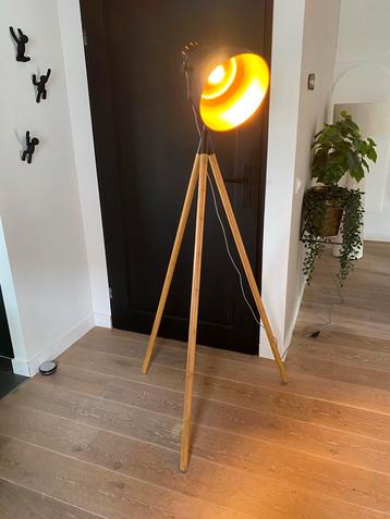 Stoere industriële tripod vloerlamp beschikbaar voor biedingen