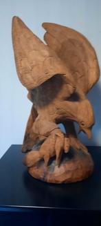 Houten beeld van roofvogel met prooi, Ophalen