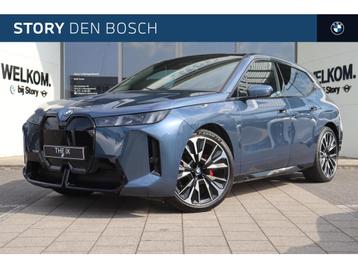 BMW iX xDrive60 M Sport / Panoramadak Sky Lounge / Trekhaak  beschikbaar voor biedingen