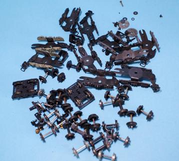 H0 gelijkstroom wielen ca 30 stuks en koppelingen enz. beschikbaar voor biedingen