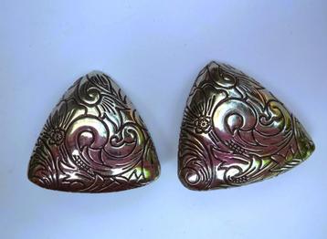 Zilverkleurige 3-hoek oorclips met gegraveerd bloem en krul beschikbaar voor biedingen