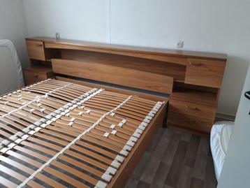 Lichtbruin tweepersoons bed met kaptafel beschikbaar voor biedingen
