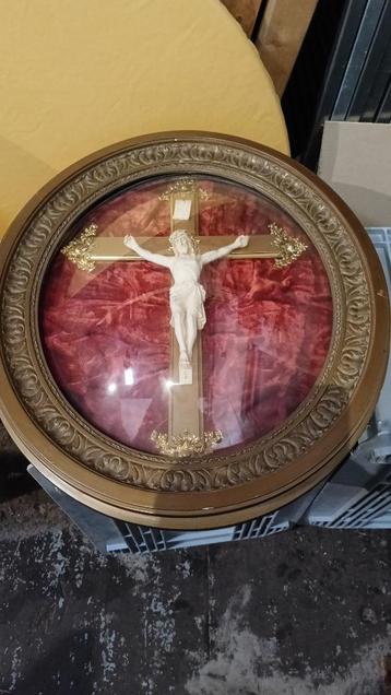 Antiek kruisbeeld onder stolpglas – 57 x 51 cm, Lourdesstijl beschikbaar voor biedingen