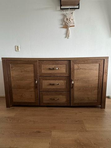 Houten Dressoir met Lades en Deuren beschikbaar voor biedingen