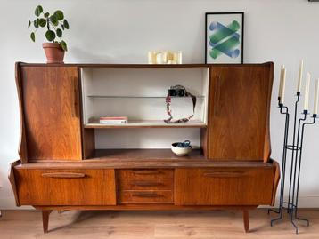 Vintage high board beschikbaar voor biedingen