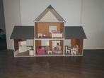 Houten poppenhuis, incl 4 popjes, ook geschikt voor barbies, Zo goed als nieuw, Ophalen