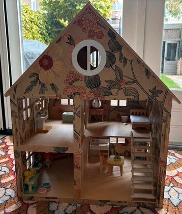 Houten poppenhuis met houten meubels en poppen gezin beschikbaar voor biedingen