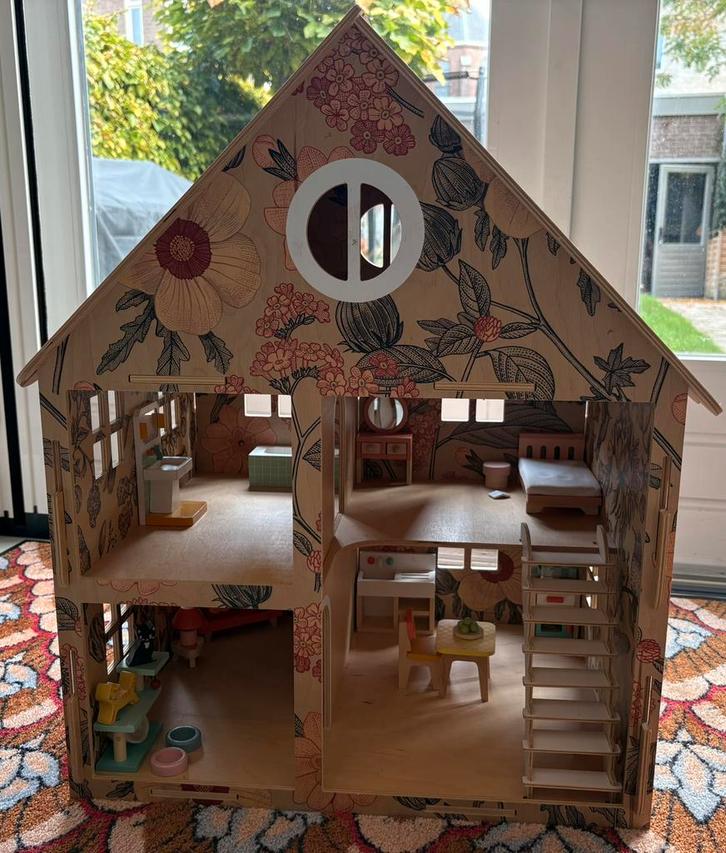 Houten poppenhuis met houten meubels en poppen gezin, Kinderen en Baby's, Speelgoed | Poppenhuizen, Gebruikt, Poppenhuis, Ophalen