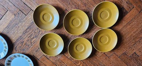 Set van 7 retro mosterdgele schoteltjes (ø 13,5 cm), Antiek en Kunst, Antiek | Servies compleet, Ophalen of Verzenden