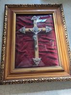 Zeer oude crucifix achter bol glas in houten lijst