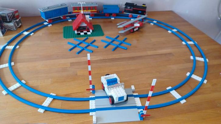 Lego vintage trein, rails, spoorwegovergang, bungalow, auto, Kinderen en Baby's, Speelgoed | Duplo en Lego, Zo goed als nieuw