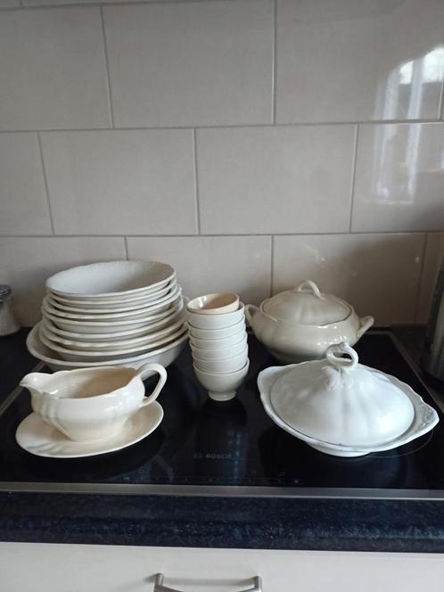Divers oud servies van o.a. Petrus Regout en Boch, Huis en Inrichting, Keuken | Servies, Schaal of Schalen, Overige stijlen, Ophalen