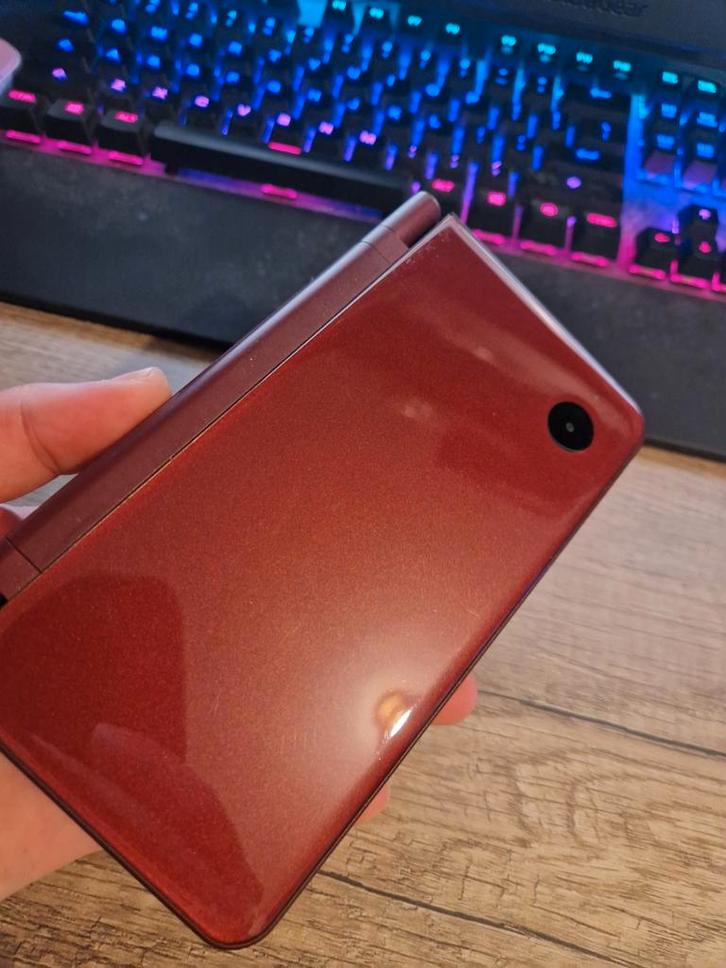 Nintendo DSi XL - Wijnrood -  Mooie Staat, Spelcomputers en Games, Games | Nintendo 2DS en 3DS, Zo goed als nieuw, Shooter, 3 spelers of meer