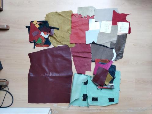 Leer suede restanten t.e.a.b., Hobby en Vrije tijd, Stoffen en Lappen, Zo goed als nieuw, Leer of Kunstleer, 30 tot 200 cm, Bruin