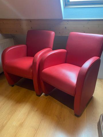 Twee Rood leren Fauteuils beschikbaar voor biedingen