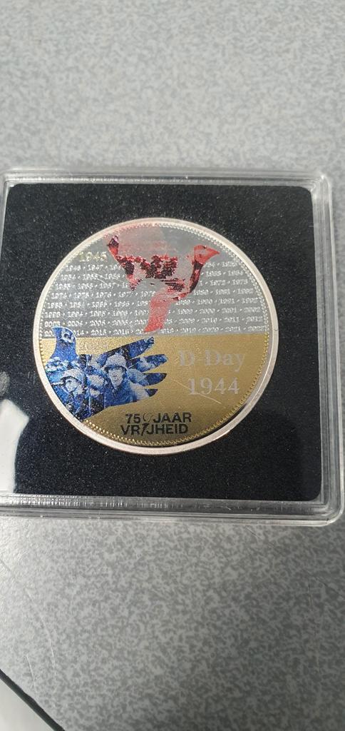 3x 75 Jaar Vrijheid Herdenkingsmunt, Postzegels en Munten, Munten | Nederland, Euro's, Koningin Beatrix, Ophalen of Verzenden