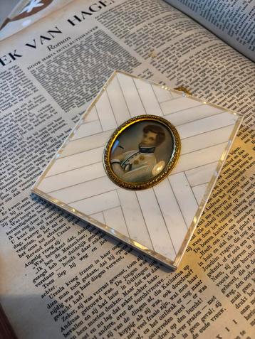 Antiek Miniatuur Portret in ivoren Lijst beschikbaar voor biedingen