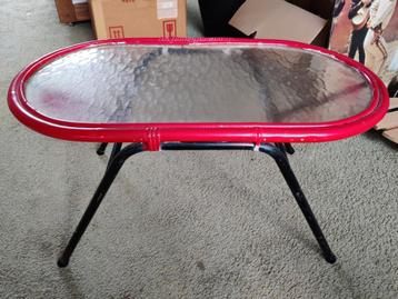 Vintage salontafeltje beschikbaar voor biedingen