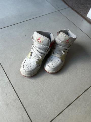 Air Jordan 38,5 wit met rood beschikbaar voor biedingen